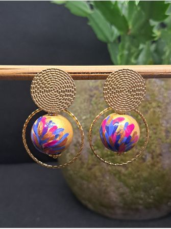 Puces, perles en bois doré.