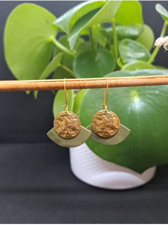 Dormeuses, cuir vert olive.