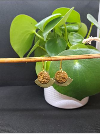 Dormeuses, cuir vert olive.