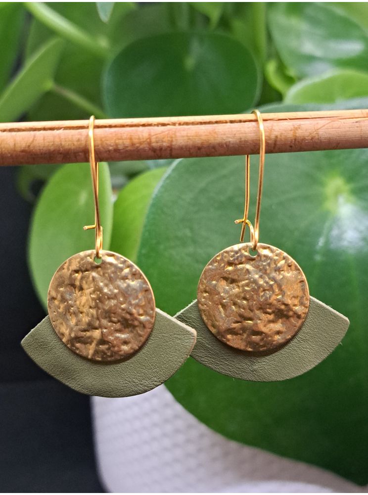 Dormeuses, cuir vert olive. Dormeuses, cuir vert olive.