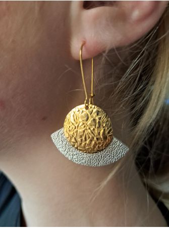 Dormeuses, cuir vert olive.