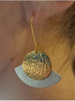 Dormeuses, cuir vert olive.