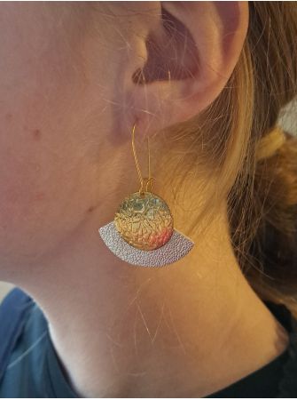 Dormeuses, cuir noir pailleté.