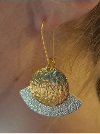 Dormeuses, cuir noir pailleté.