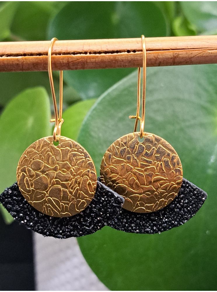 Dormeuses, cuir noir pailleté. Dormeuses, cuir noir pailleté.