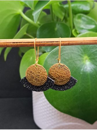 Dormeuses, cuir noir pailleté.