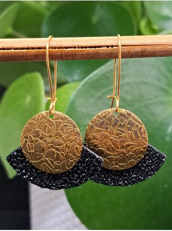 Dormeuses, cuir noir pailleté.