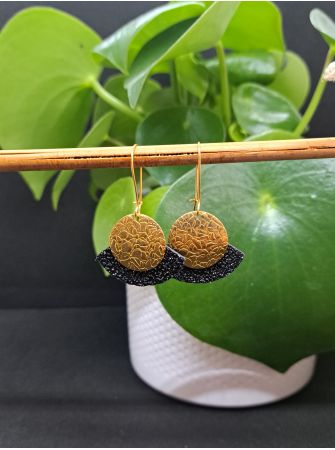 Dormeuses, cuir noir pailleté.