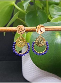 Puces zébrées, gouttes avec perles à facettes bleu roi mates.