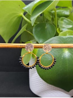 Puces pailletées, anneaux avec perles à facettes noires.