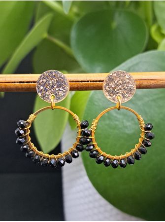 Puces pailletées, anneaux avec perles à facettes noires.