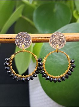 Puces pailletées, anneaux avec perles à facettes noires.