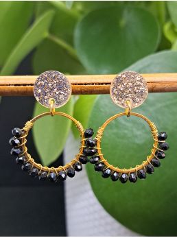 Puces pailletées, anneaux avec perles à facettes noires.