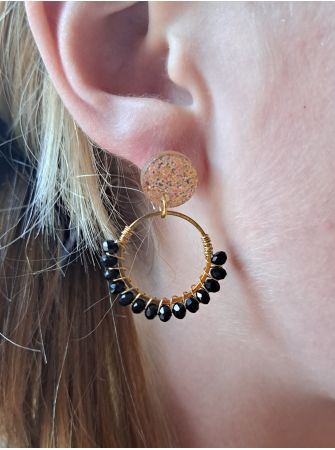 Puces pailletées, anneaux avec perles à facettes noires.