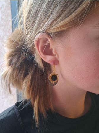 Dormeuses, soleil en laiton et cuir métallisé et noir pailleté cuivré..