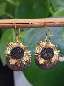 Dormeuses, soleil en laiton et cuir métallisé et noir pailleté cuivré..