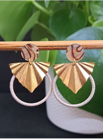 Puces résine zébrées et macramé beige.