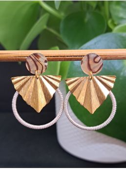 Puces résine zébrées et macramé beige.