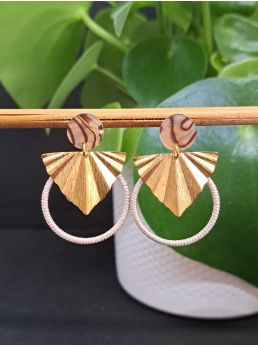 Puces résine zébrées et macramé beige.