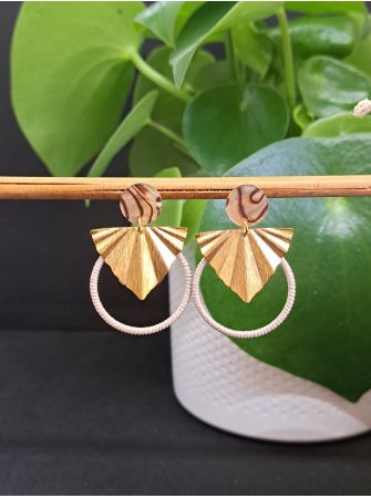 Puces résine zébrées et macramé beige.