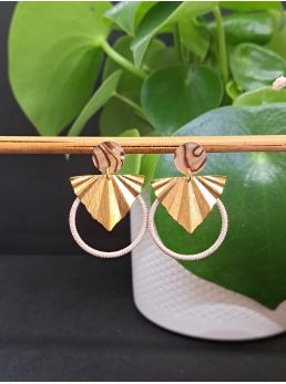 Puces résine zébrées et macramé beige.