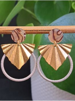 Puces résine zébrées et macramé beige.