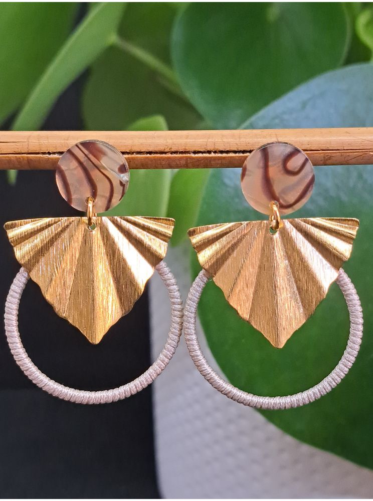 Puces résine zébrées et macramé beige.