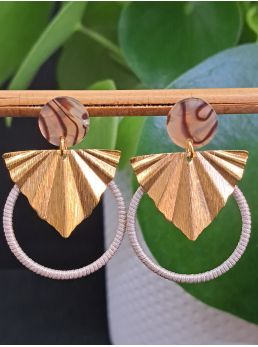 Puces résine zébrées et macramé beige.