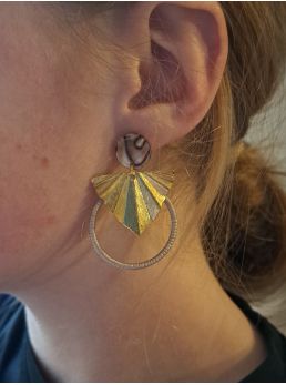 Puces résine zébrées et macramé beige.