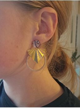 Puces résine zébrées et macramé beige.