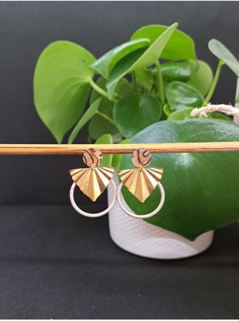 Puces résine zébrées et macramé beige.