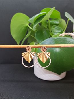 Puces résine zébrées et macramé beige.