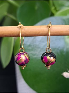 Créoles et perles en bois noires.