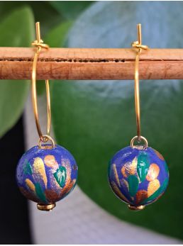 Creoles, perles en bois bleu nuit.