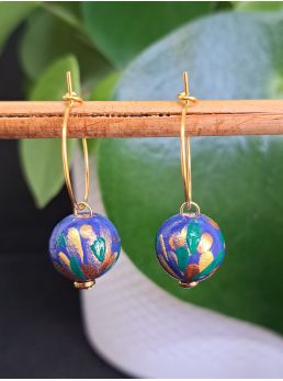 Creoles, perles en bois bleu nuit.