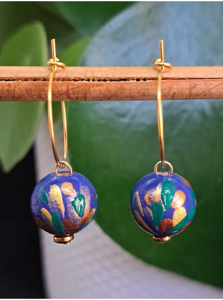 Creoles, perles en bois bleu nuit. Creoles, perles en bois bleu nuit.