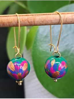 Dormeuses, perles en bois vertes.
