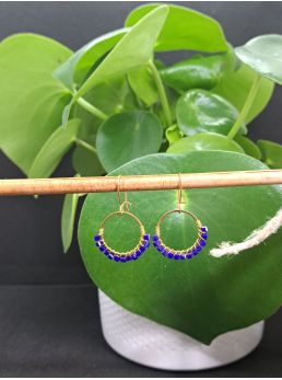 Dormeuses, anneaux et perles cubes bleu roi brillantes.