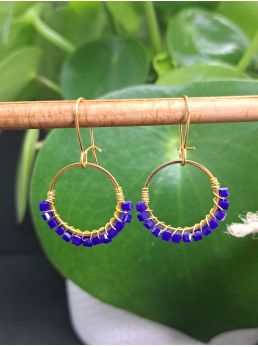 Dormeuses, anneaux et perles cubes bleu roi brillantes.