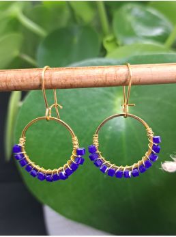 Dormeuses, anneaux et perles cubes bleu roi brillantes.