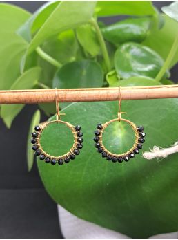 Dormeuses, anneaux et perles à facettes noirs brillantes.