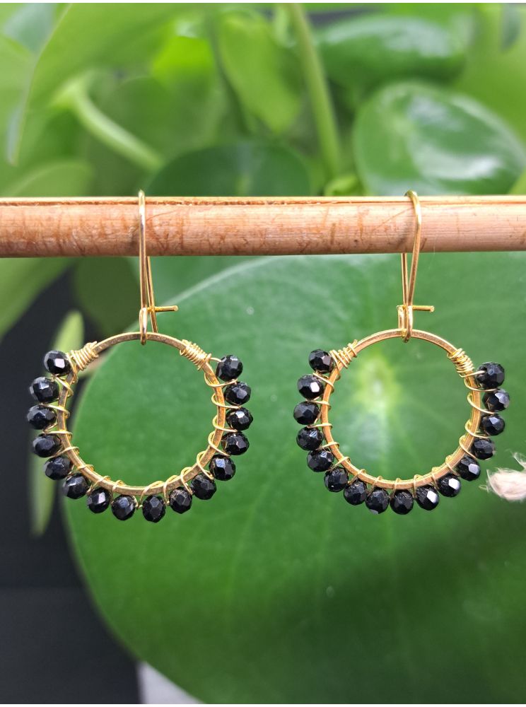 Dormeuses, anneaux et perles à facettes noirs brillantes. Dormeuses, anneaux et perles à facettes noirs brillantes.