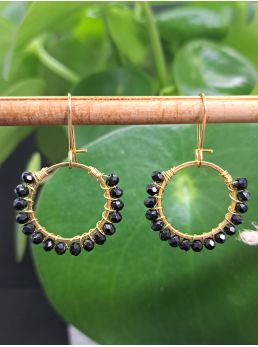 Dormeuses, anneaux et perles à facettes noirs brillantes.