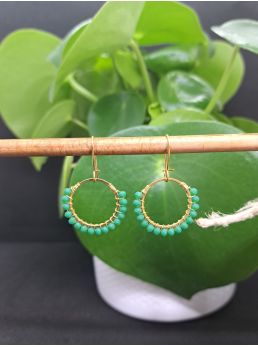 Dormeuses, anneaux et perles à facettes vert mat