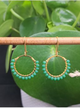 Dormeuses, anneaux et perles à facettes vert mat