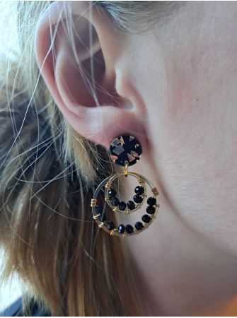 Puces en résine noire et dorée, perles à facettes noires.