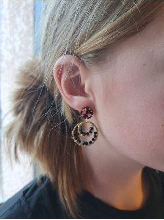 Puces en résine noire et dorée, perles à facettes noires.