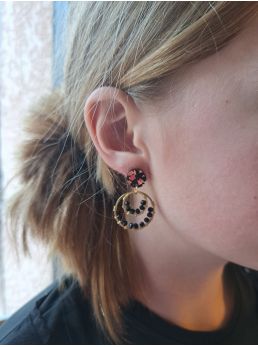 Puces en résine noire et dorée, perles à facettes noires.