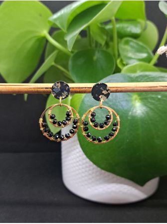 Puces en résine noire et dorée, perles à facettes noires.