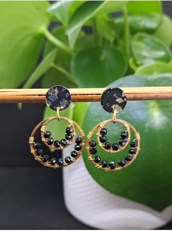 Puces en résine noire et dorée, perles à facettes noires.